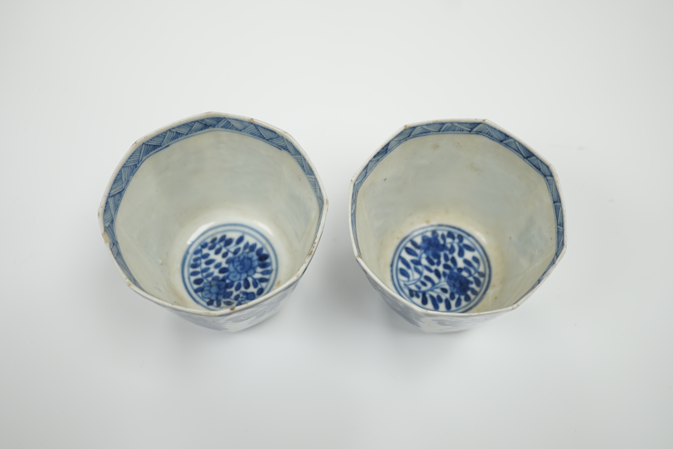 A pair of Chinese blue and white cups, 19th century, 7.5cm